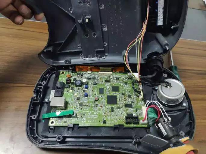 ABB機器人示教器維修拆解過程及更換步驟